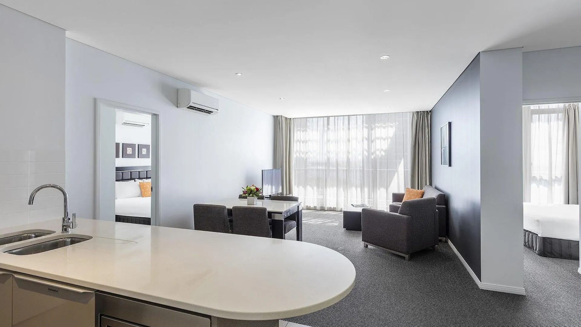 **** Aparthotel Meriton Serviced Apartments Aqua Street Gold Coast Australia