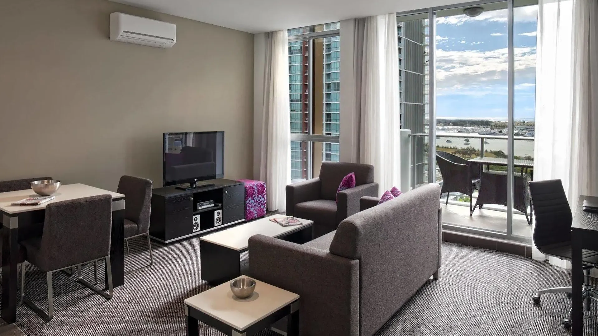 Meriton Serviced Apartments Aqua Street Gold Coast 4*,