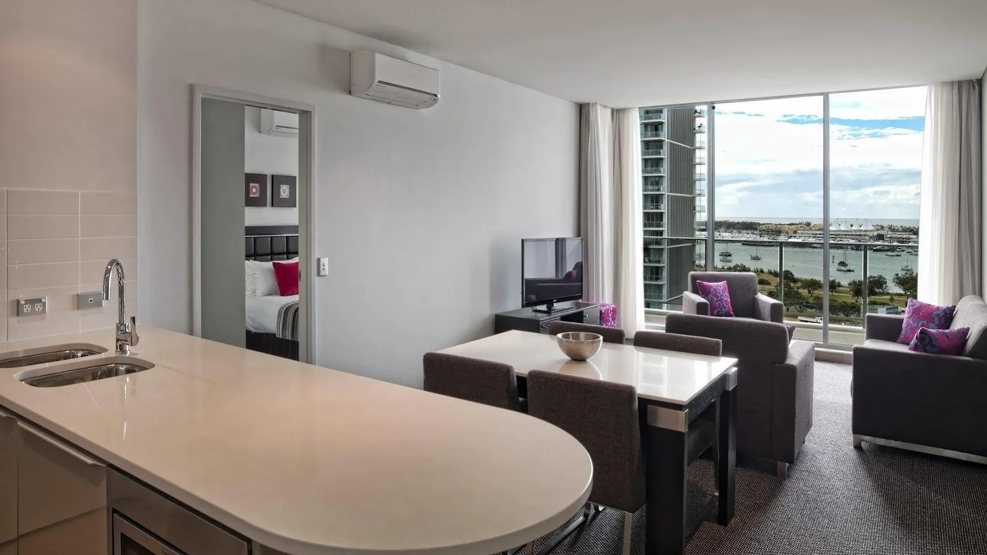 Meriton Serviced Apartments Aqua Street Gold Coast 4*,